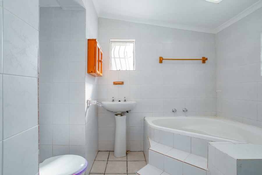 7 Bedroom Property for Sale in Uitsig Western Cape